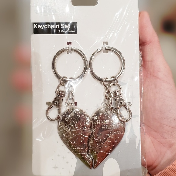 DISNEY PARKS MINNIE HEART KEYCHAIN SET - Picture 2 of 3